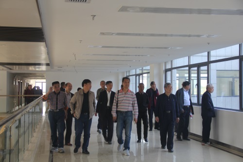 参观新建审判庭.JPG
