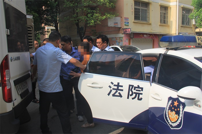 8.16大悟法院：“老赖”装病躲执行  体检正常被拘留.jpg